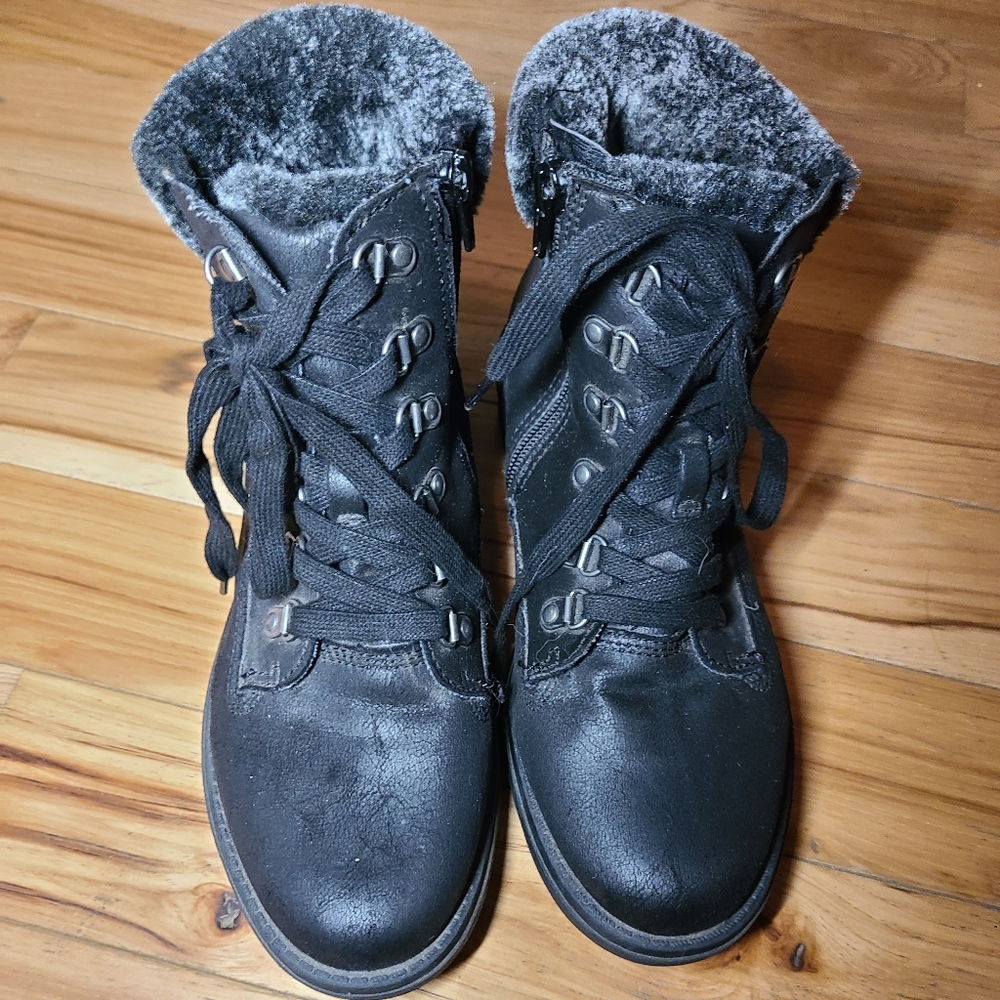 B52 Womens furry boots.